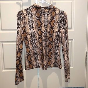 Snakeskin print Long sleeve short turtleneck top